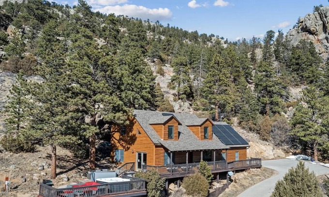 Venner Ranch Estates House | Best views in Estes, hot tub, deck and more!
