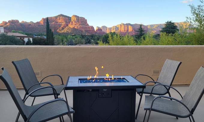 Oak Creek House | BEST VIEWS! Near Hiking/Biking Trails, Golfing, Wine Tasting, Swimming, Spas