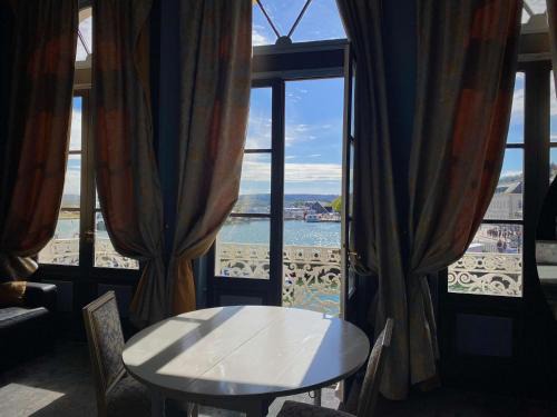 Honfleur Hotel | Best Western Le Cheval Blanc -Vue sur le port-plein centre ville