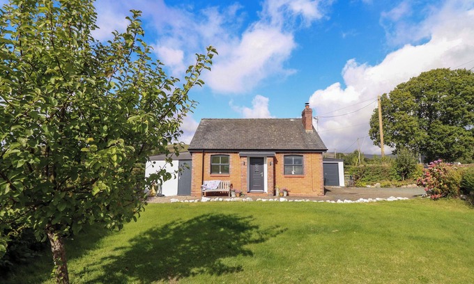 Oswestry Cottage | BETHANIA, family friendly, with open fire in Llanrhaeadr-Ym-Mochnant
