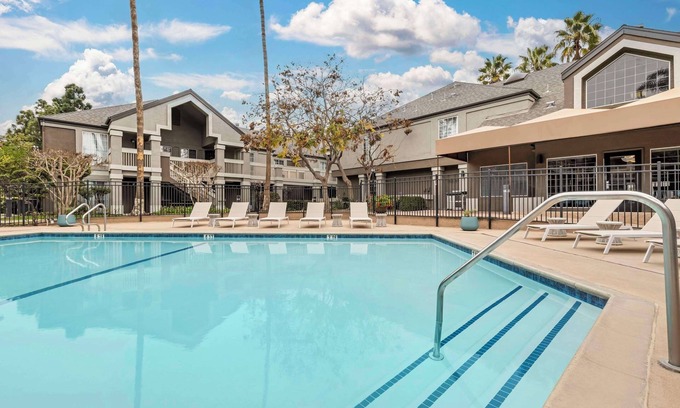 Torrance Hotel | Better Choice for your Vacation! 3 Comfortable Units with Free Breakfast