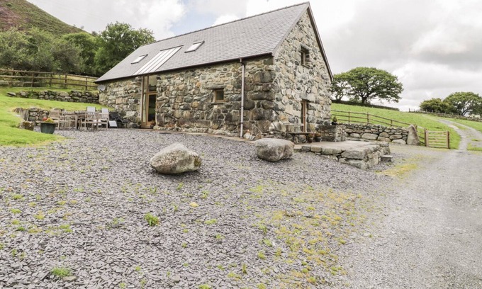 Dolgellau Cottage | BEUDY TAL Y WAEN, family friendly, with a garden in Dolgellau