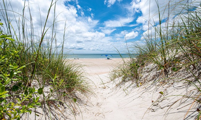 Atlantic Beach Apartment | Bev's Beachfront Bungalow