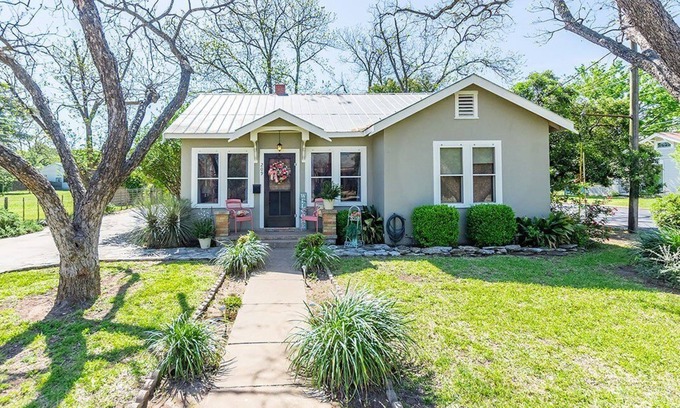 Fredericksburg House | Beverly Haus - 2 blocks from downtown - Romantic Getaway
