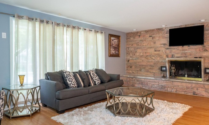 Beverly House | Beverly Place - 4BR/4BA Luxury!