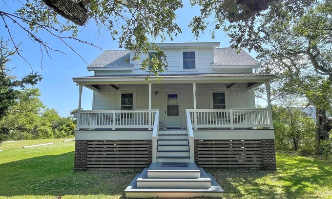 Ocracoke House | Beverly's House: Dog friendly convenient to Silver Lake Harbor