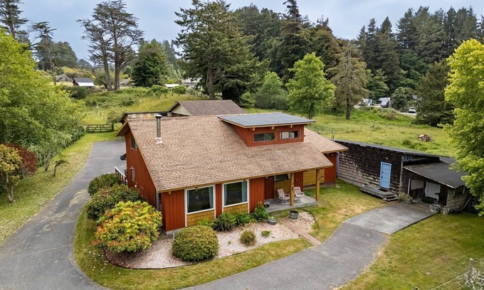Myrtletown Cabin | 🌤🏡 Big Bay Cabin - Humboldt Bay Views, Cozy, Centrally Located 🌊