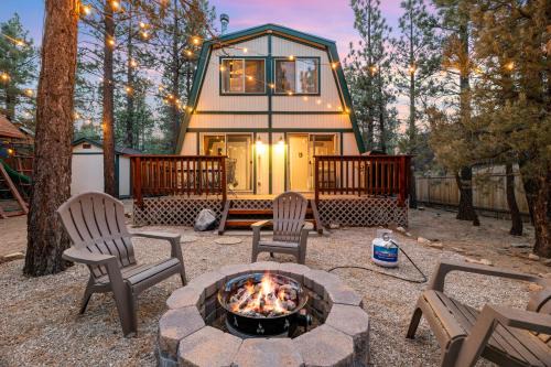 Woodlands House | Big Bear Den - Great cabin far enough from town to getaway and fully fenced yard with firepit