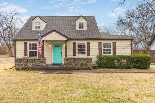 Talbot's Corner House | Big East Nashville Home Comfy Convenient plus LARGE Backyard