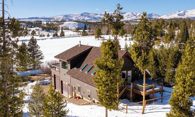 Grand Lake Cabin | Big Front Deck with Great Views, Private Hot Tub, Firepit, Laundry