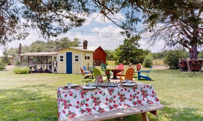 Wellborn Apartment | Big Oak Farmhouse - Countryside Retreat