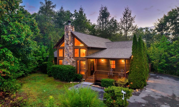 Gatlinburg - Pigeon Forge Cabin | Big October Discounts! Fall Colors! Mountain View - Hot Tub - Game Room + Arcade