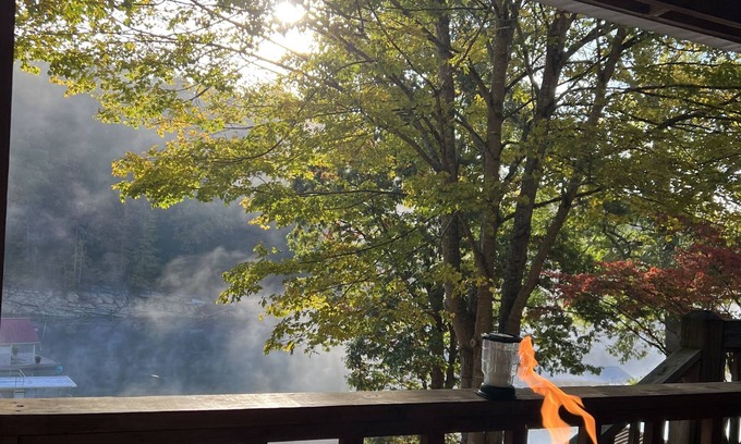 Flat Hollow Marina Ski Chalet | Big Private Dock! 3 BRM, 2 Bath house 64 steps from the water, WIFI.