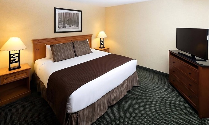 Kalispell Hotel | Big Sky Getaway! Comfy Unit Near Glacier National Park, Pets Allowed!