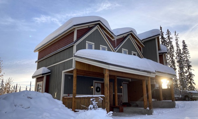 Big White Ski Resort House | *Big White* 3 Bed 2 bath Townhouse -New Hot Tub -MTN Sunset - Private & Quiet