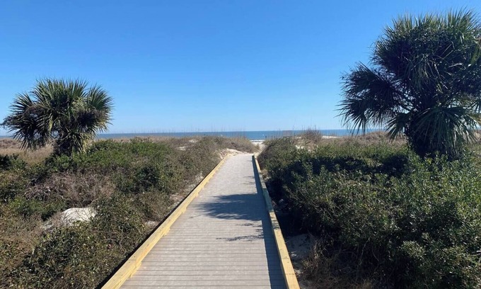 Hilton Head Island Condo | Bikinis & Martinis! Oceanview Condo near Coligny Beach