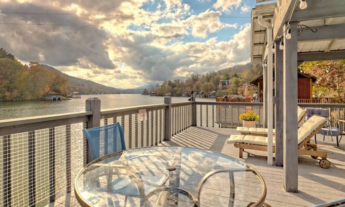 Clayton House | Bill's Bungalow on Lake Burton w/Top Dock & Patio