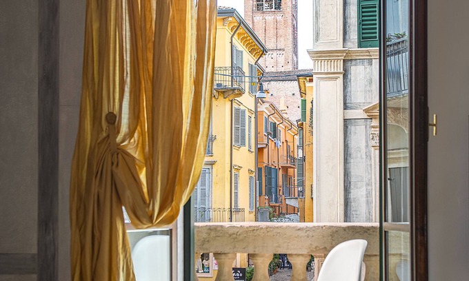 Citta Antica Apartment | Billie's Flat RED - art & design apt in Verona historic centre