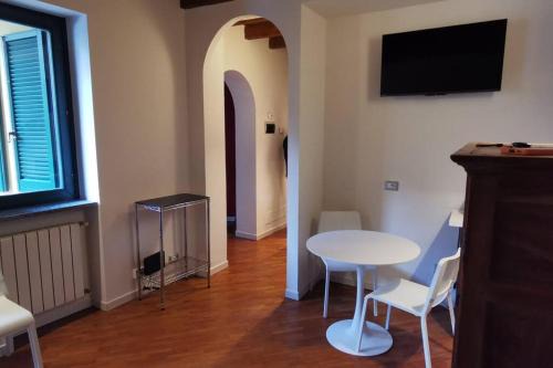 Angera Apartment | Bilocale in corte ristrutturata
