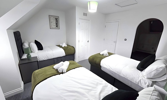 Bilston House | Bilston 3-Bed Town House, Sleeps 9 - Groups