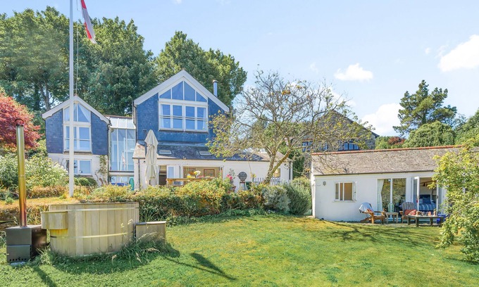 Dittisham Apartment | Binham Cottage is a well-appointed and generous house sleeping 11 guests
