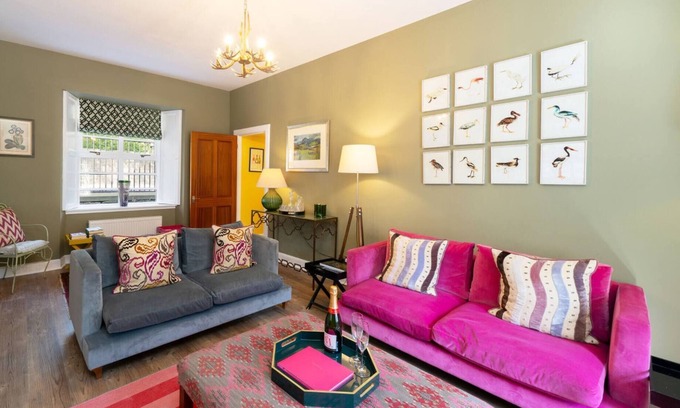 Glenisla Ski Chalet | Binrock Lodge - Stylish House with Garden & Parkin