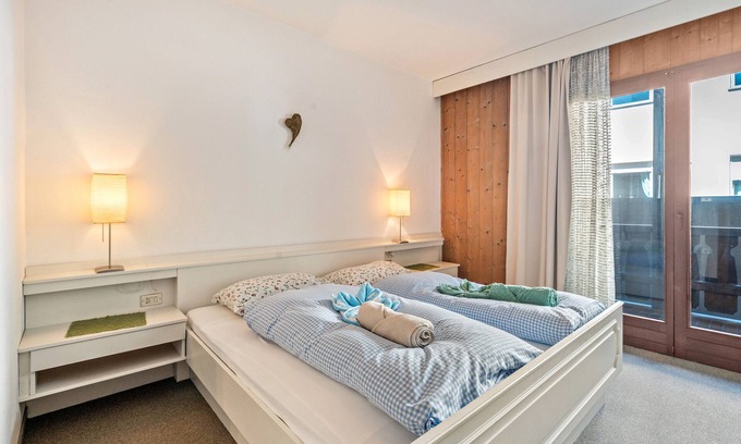 Lagundo Apartment | Biobauernhof Toellerhof 'Zimmer 4' with Mountain View, Shared Pool and Wi-Fi