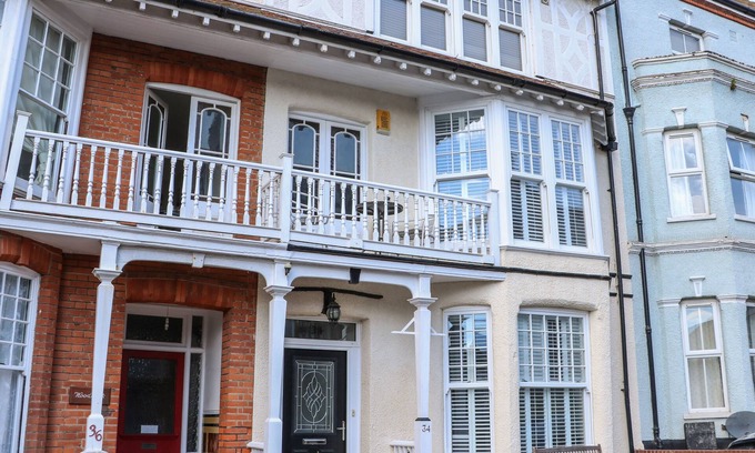Cromer House | BIRCH HOUSE, family friendly, character holiday cottage in Cromer