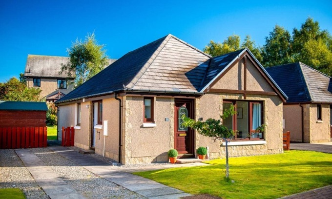 Aviemore Apartment | Birchwood Cottage is a three bedroom detached pet friendly property with enclosed garden with BBQ, b