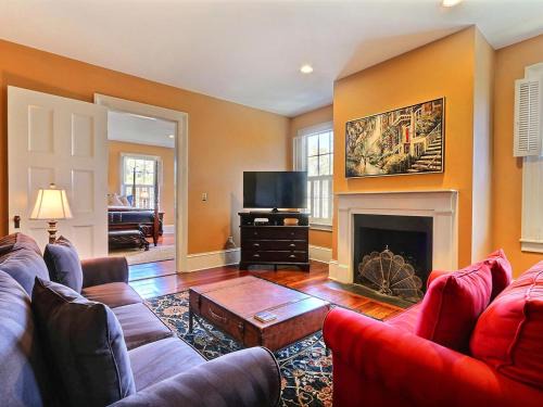 Historic Downtown Savannah House | Bird Baldwin Forsyth Suite
