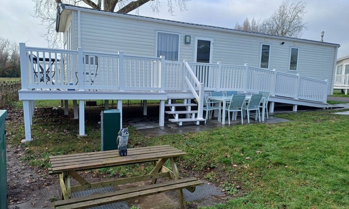 Hamworthy House | Bird of Paradise - Lovely modern dog friendly caravan at Rockley Park, Poole