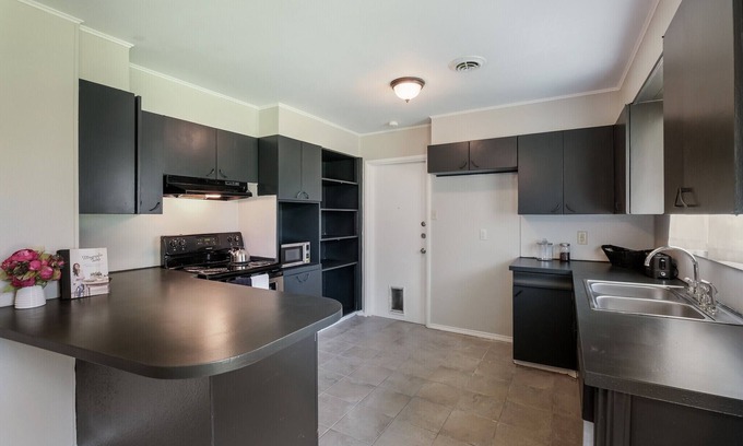 Lackland Terrace House | BL | 10% OFF | Entire 3BR & 2BA Home Near Lackland Air Force | Fast WiFi