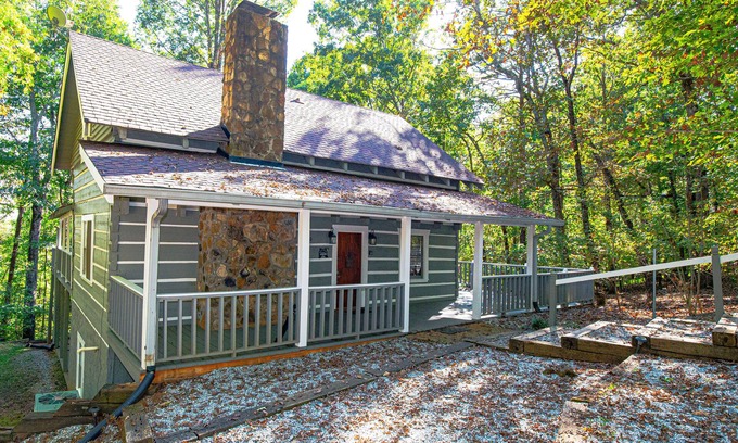 Helen House | Black Bear Lodge 🪵cabin Hot Tub Fire Pit🔥 Large Decks Secluded 3 bed 2 bath