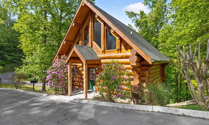 Gatlinburg Cabin | Black Bear Lodge: Mountain-view Log Cabin Only 3 Miles from Downtown Gatlinburg