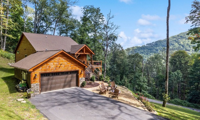 Maggie Valley Cabin | Black Bear Ridge! Newly Built! 4BD/3.5 BA