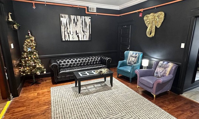 St. Charles Historic District Hotel | Black & Gold suite 202 -ADA Room