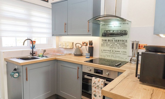 Newton Abbot Cottage | BLACK HILL VIEW, pet friendly, with a garden in Manaton