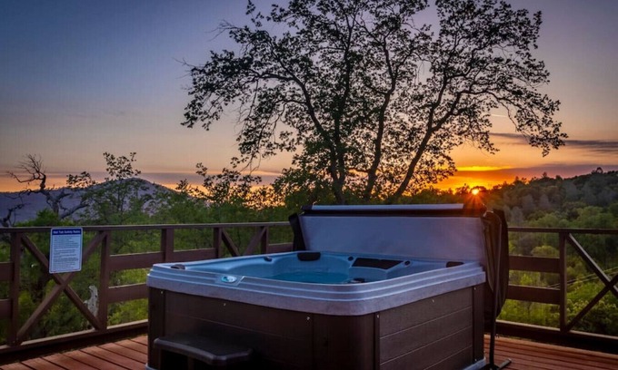 Oakhurst Villa | Black Oak Forest House 19 miles from Yosemite