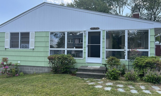 Niantic Cottage | Black Point Beach Cottage, Walk to Beach, Relaxing, Family Friendly, Safe!