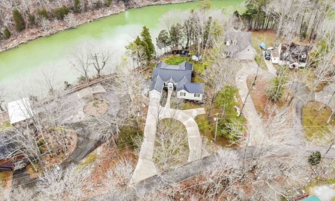 Somerset House | Blackbeard’s Lakefront Bungalow - convenient location with year-round lake views