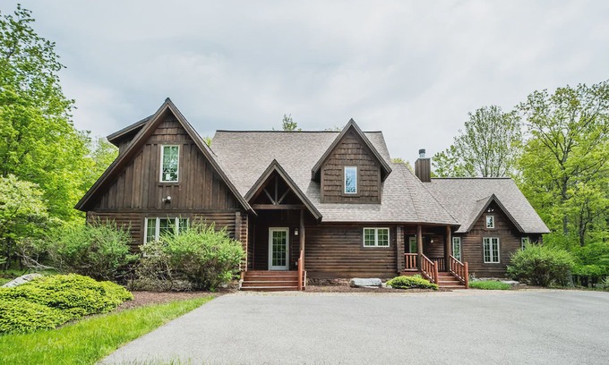 McHenry House | Blackberry Acres: Lake Access with Community Pool, Playground & Tennis