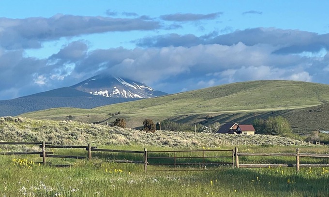 Dillon Cottage | Blackbird House at the Bell Ranch