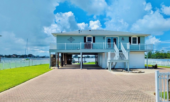 Harold House | Blackwater Bay Bungalow - Pet friendly waterfront home!