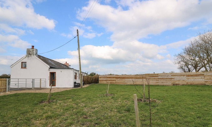 Llanllwchaiarn Cottage | BLAENFERWIG, pet friendly, with open fire in New Quay