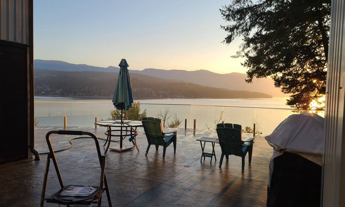 Blind Bay House | Blind Bay Lakeside Shuswap House Private Beach Swim Platform Buoy Acreage Views