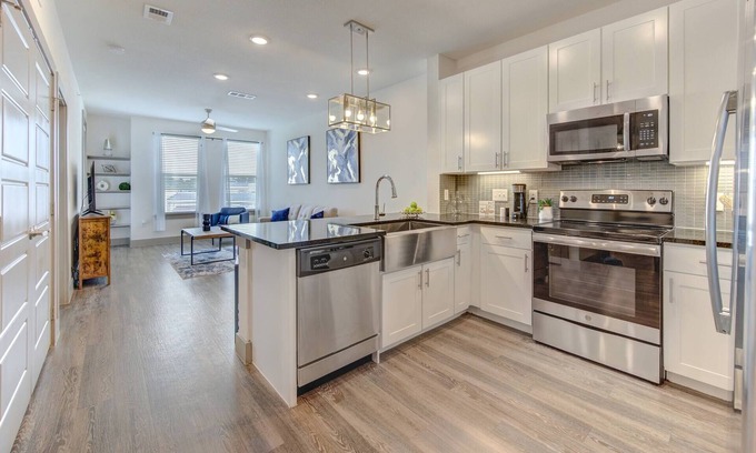 Conroe Apartment | Blue Escape Luxury Apt. Woodlands/Conroe
