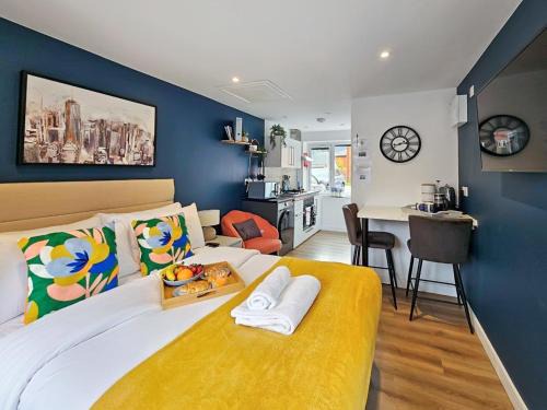 Cheltenham Apartment | Blue Garden Retreat by Fortuna Property