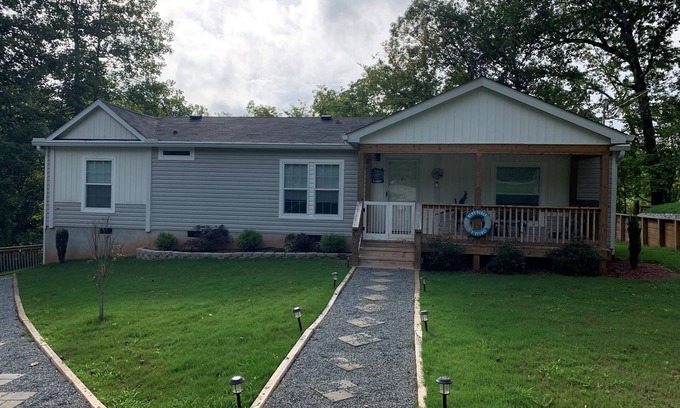 Eatonton House | Blue Heron Hideaway on beautiful Lake Sinclair.