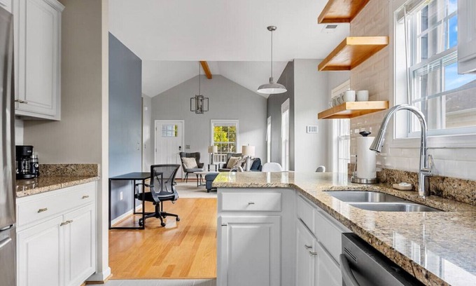 Rosewood House | Blue House on the Hill | Mins to USC | Sleeps 6