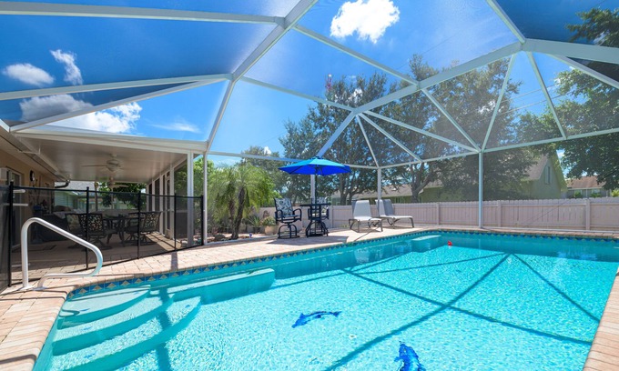 Diplomat House | Blue Lagoon Family-Home, saltwater heated pool, close to the beach